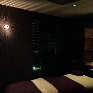 beautyroomfeaturewalllighting